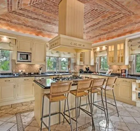 Villa Sleeps 10