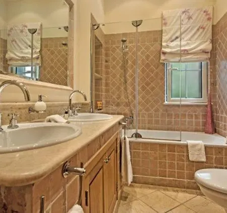 Villa Sleeps 10