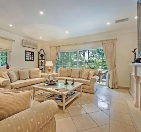 Villa Sleeps 10 *
