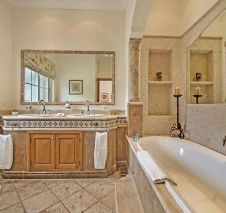 Villa Sleeps 10 *